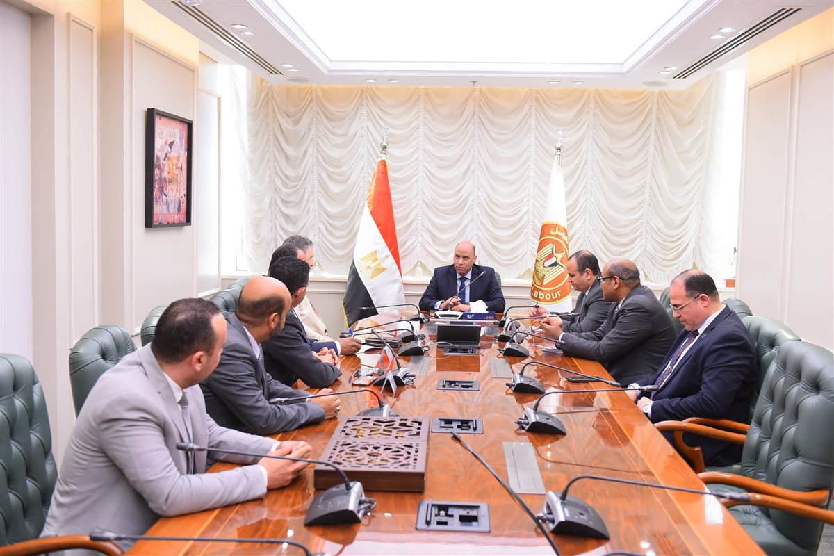 &nbsp;لقاء وزير العمل بوفد من <a href=