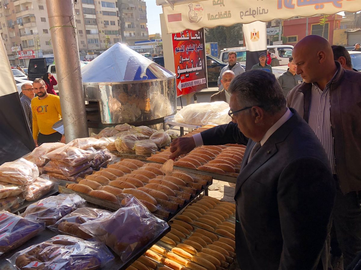 محافظ الدقهلية يتفقد مخبز المحافظة الكبير للاطمئنان على انتظام توزيع الخبز