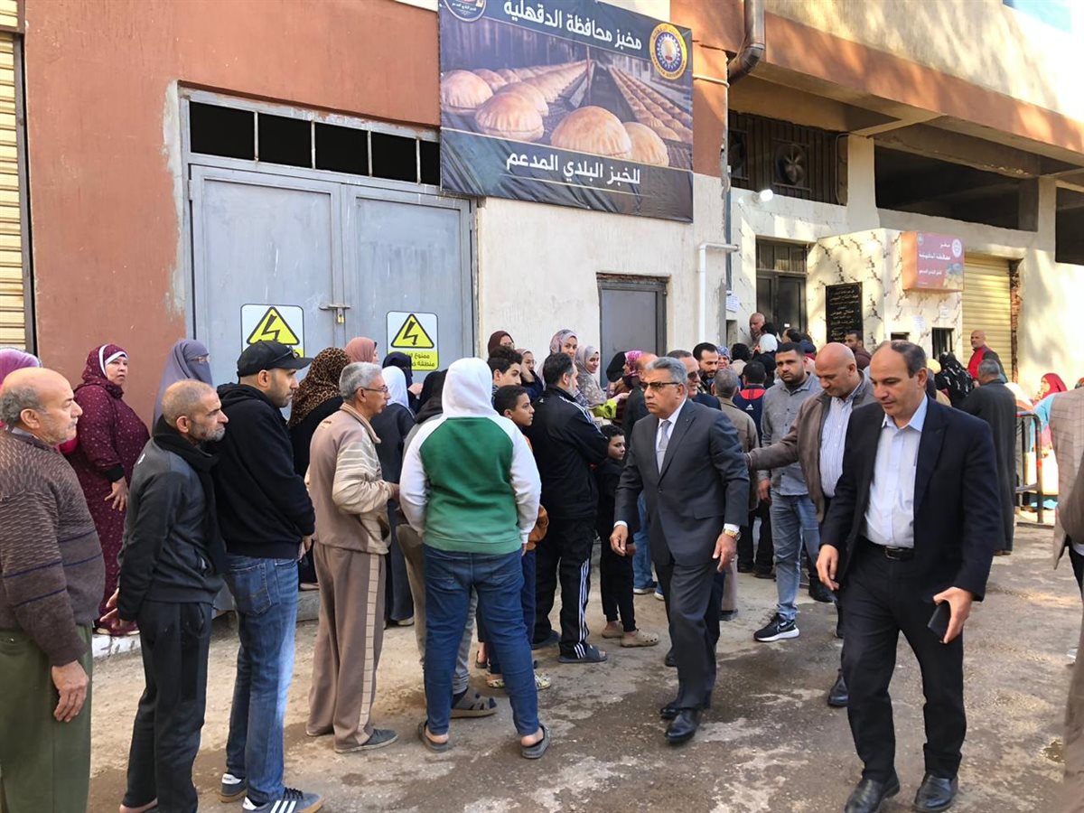 محافظ الدقهلية يتفقد مخبز المحافظة الكبير للاطمئنان على انتظام توزيع الخبز