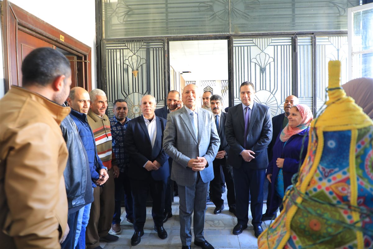 محافظ القاهرة يتفقد المركز التكنولوجي