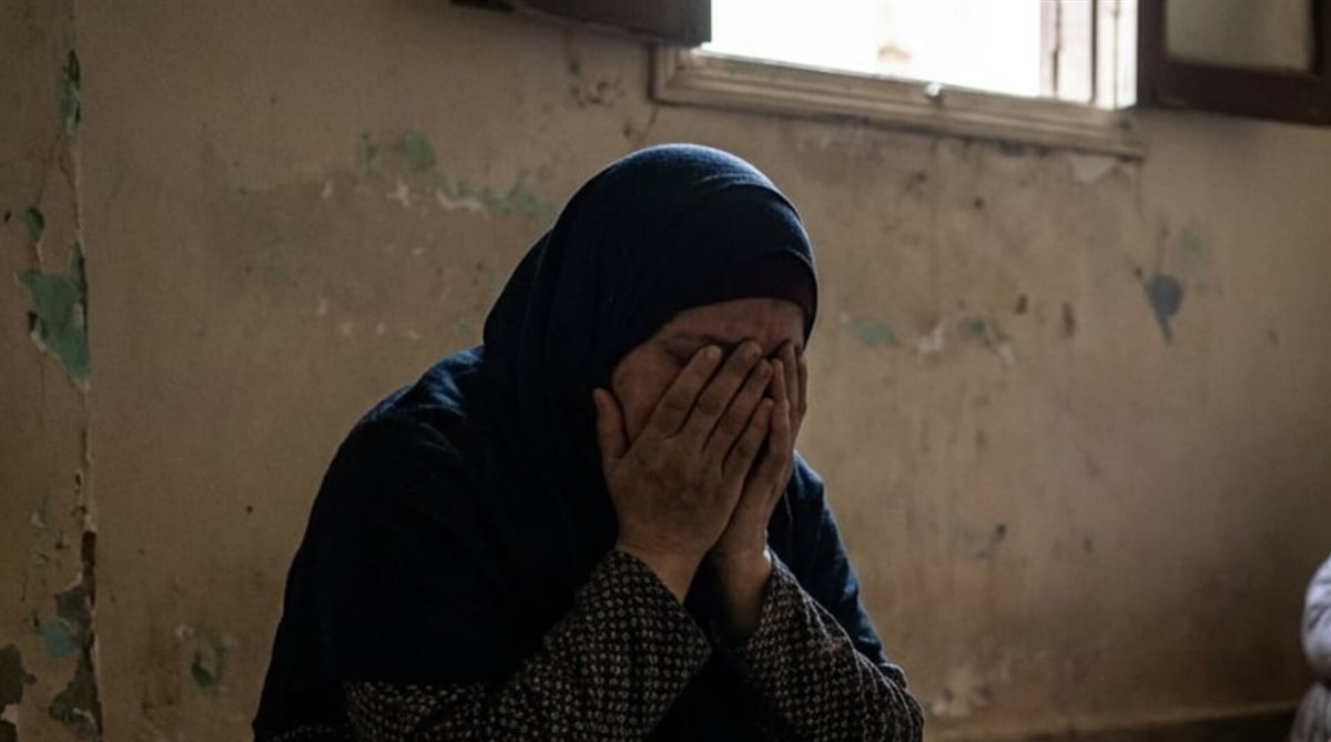 صورة متخيلة بتقنيات الذكاء الاصطناعي تعبر عن صدمة الأم بعد اكتشاف الجريمة