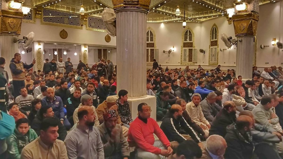 مساجد الإسماعيلية خلال صلاة التراويح، فيتو