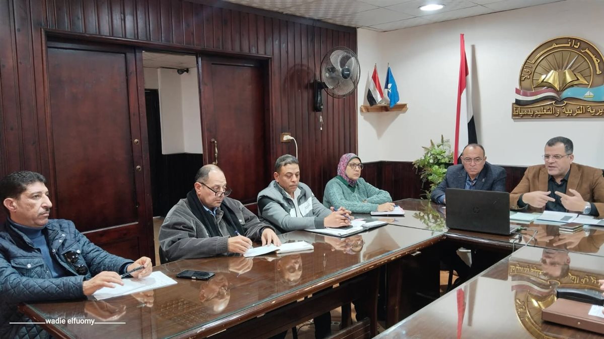 وكيل وزارة التربية والتعليم يعقد اجتماعا موسعا عبر تقنية الفيديو كونفرانس مع قيادات المديرية ومديري الادارات التعليمية