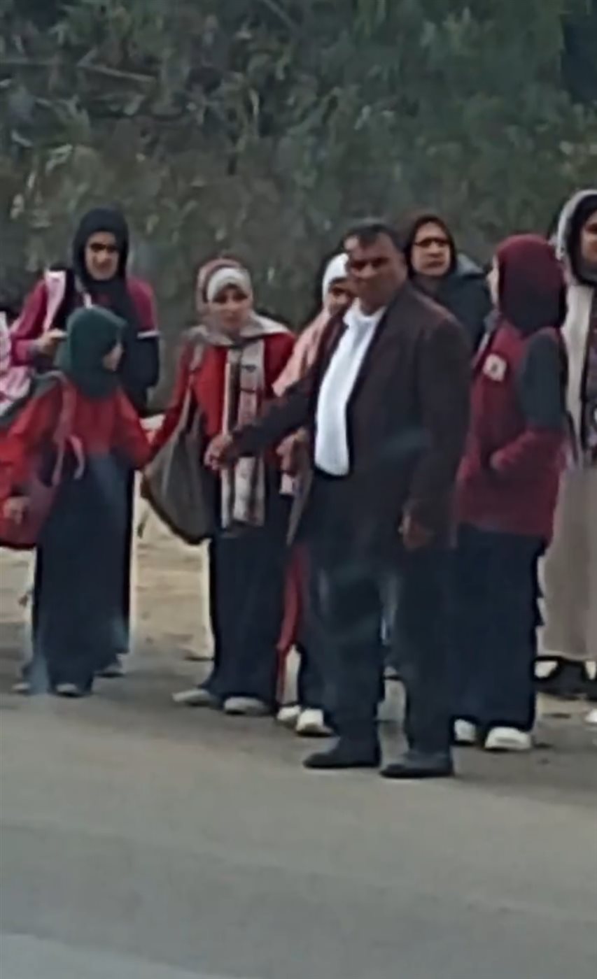 مدير المدرسة خلال مساعدة الطلاب عبور الطريق، فيتو
