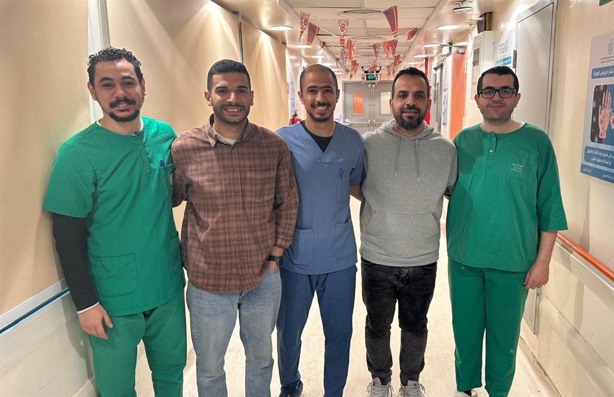فريق الأطباء المشاركون في الجراحة،فيتو