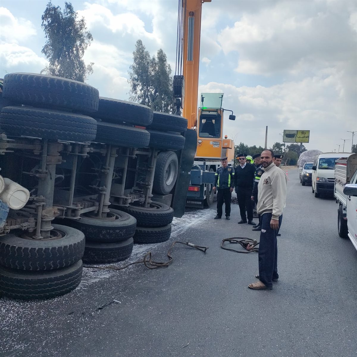 رفع سيارة نقل تعرضت لحادث على طريق أجا - المنصورة
