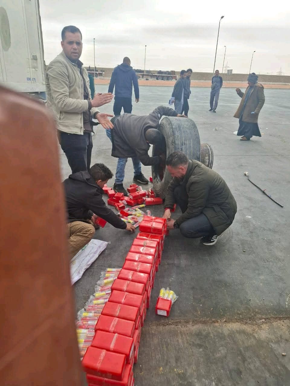 محاولتى تهريب لعدد من شماريخ الاستغاثة