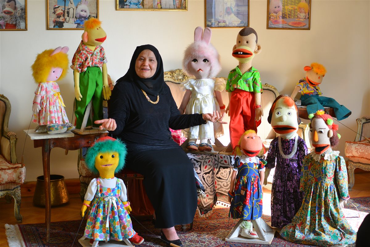 زوجة الراحل محمود رحمى وسط عرائس بوجى وطمطم