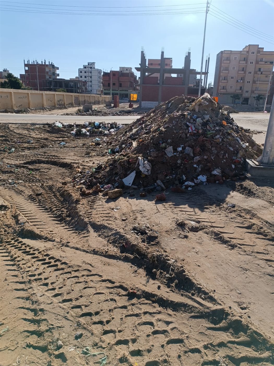جانب من أعمال تحويل المنطقة العشوائية إلى مسطح أخضر، فيتو