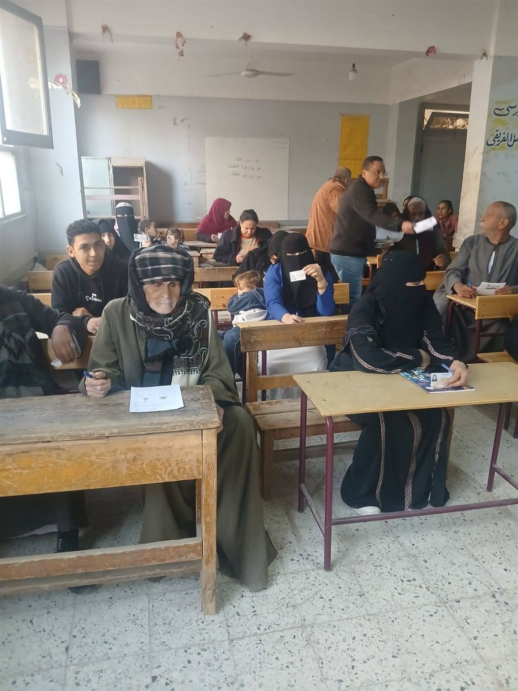 انتظام امتحانات تعليم الكبار ومحو الأمية الفوري بمراكز أسيوط