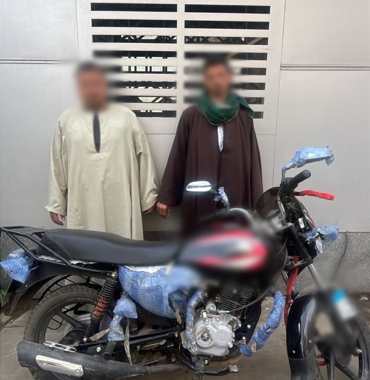 سرقة دراجة نارية بالقاهرة: ضبط المتهمين في واقعة تداول فيديو على السوشيال ميديا