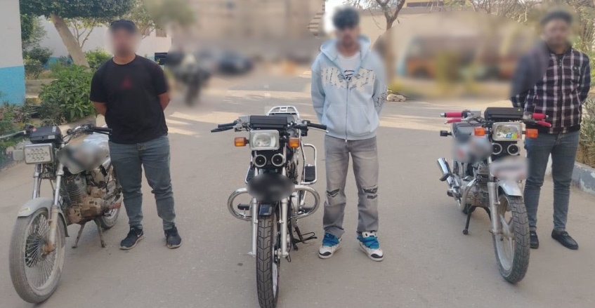 ضبط 3 متسابقين على دراجات نارية بالجيزة
