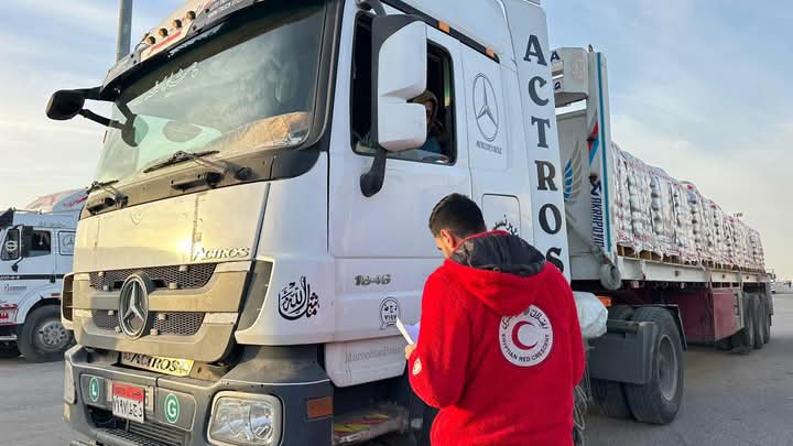 الهلال الأحمر يدفع بـ 85 ألف سلة غذائية ومستلزمات شتوية للأشقاء الفلسطينيين