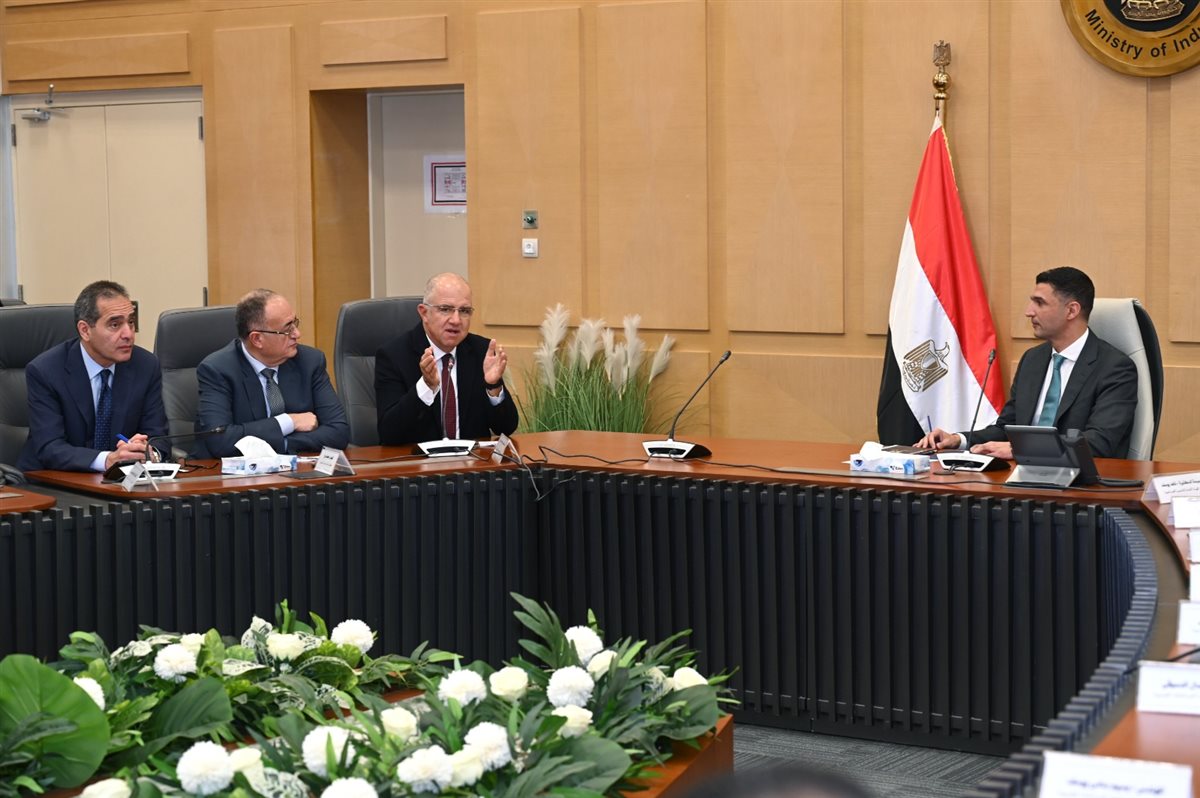 اجتماع وزير الصناعة مع أعضاء مجلس إدارة اتحاد الصناعات المصرية