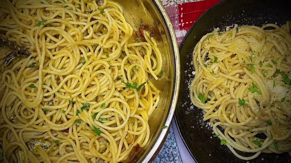 طريقة عمل المكرونة الاسباجتى بالزبدة والثوم&nbsp;