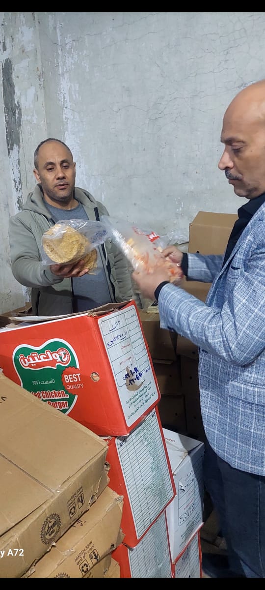 ضبط 200 كجم لحوم ومنتجات غذائية منتهية الصلاحية داخل ماركت بطنطا