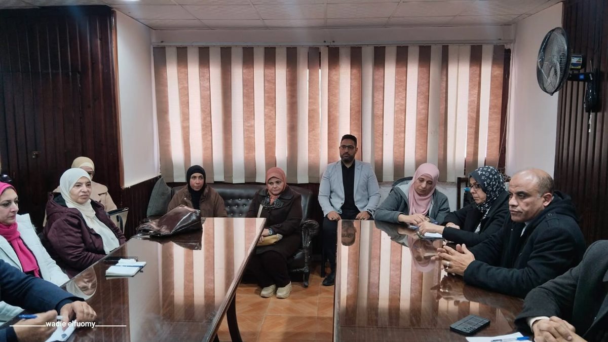 استقبال عدد كبير من المعلمين واولياء الامور لبحث وحل مشكلاتهم العالقة بشكل فوري.