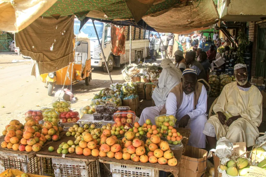 سودانيون يحاولون مواصلة حياتهم المعيشية رغم الحرب