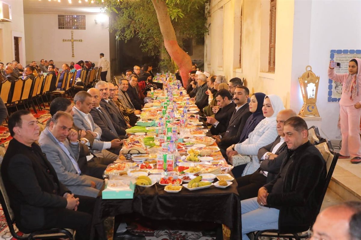 محافظ دمياط،يشارك في مائدة السحور الجماعي التي نظمتها الكنيسة احتفالا بشهر رمضان المبارك.
