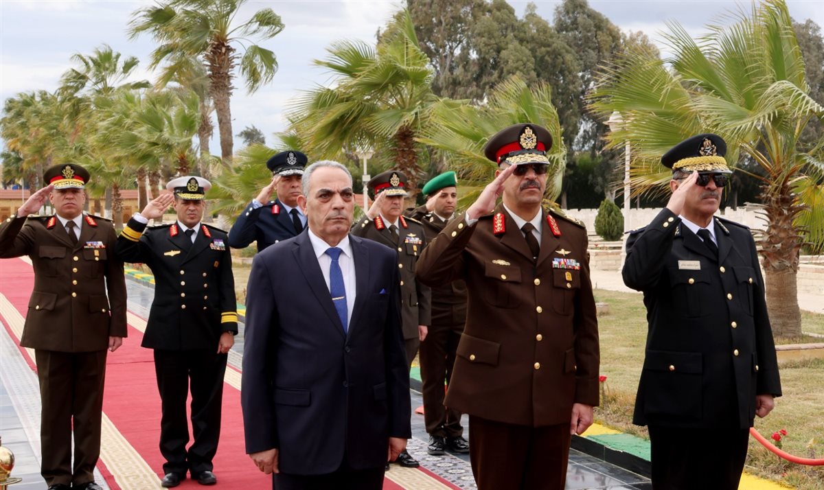 جانب من مراسم وضع إكليل الزهور على النصب التذكاري، فيتو
