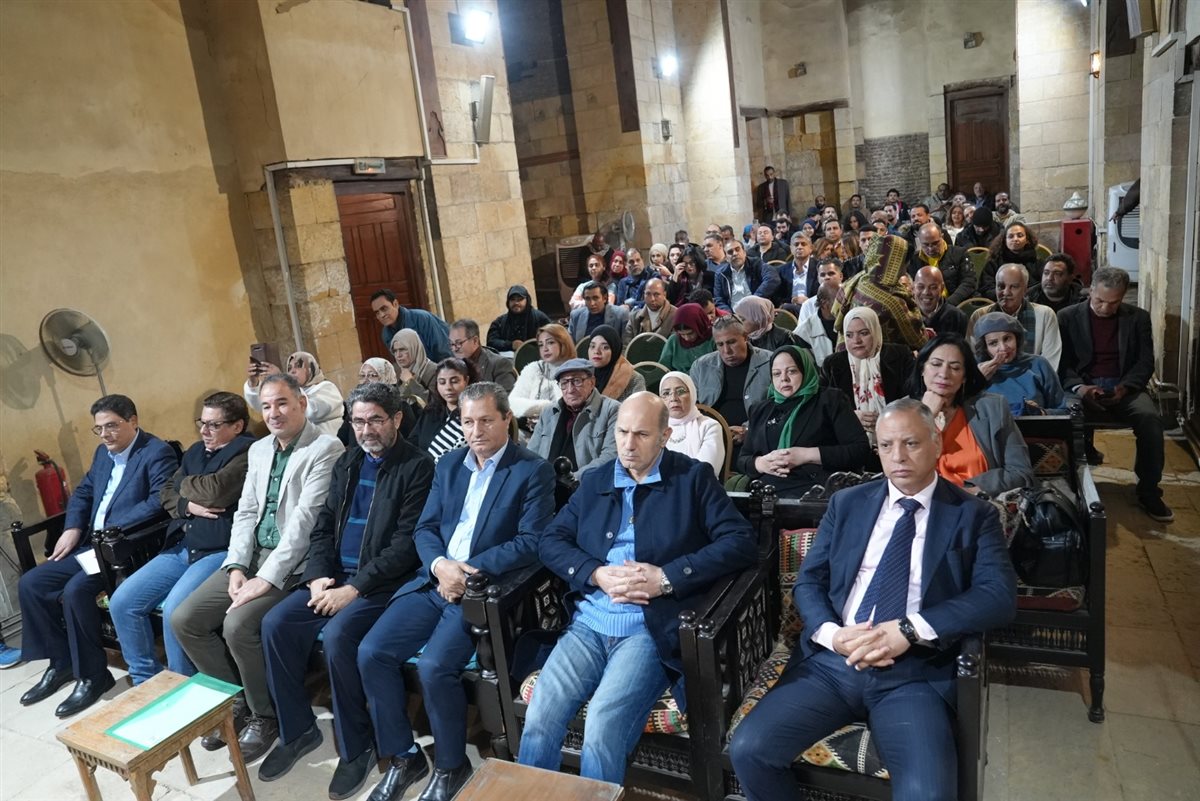 النحات أسامة السرور يهدي بيت الشعر تمثال فؤاد حداد