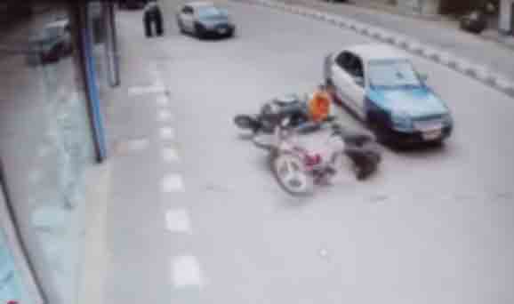 خلاف على أولوية المرور ينتهى بحادث تصادم &nbsp;تاكسي بدراجتين ناريتين&nbsp; بالغربية&nbsp;