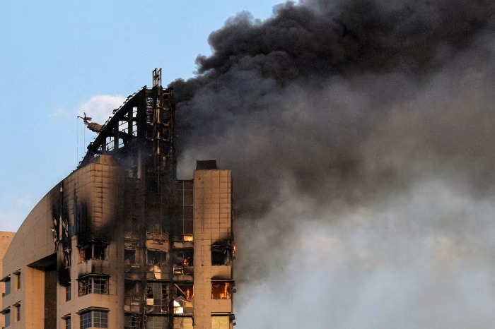 مبنى شاهق في مدينة الكويت عقب هجوم بطائرة مسيرة إيرانية يوم الأحد 8 مارس 2026