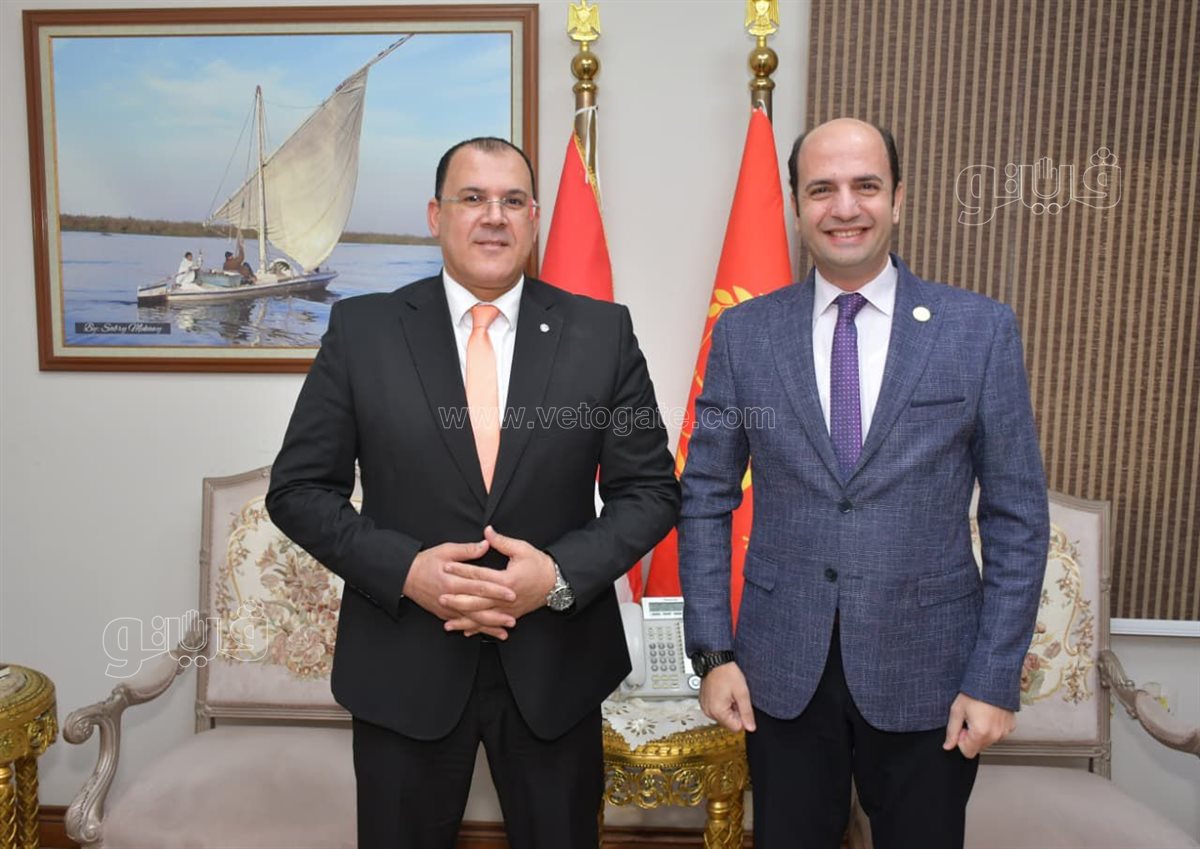 &nbsp;مدير الرعاية الصحية الجديد والسابق، ڤيتو