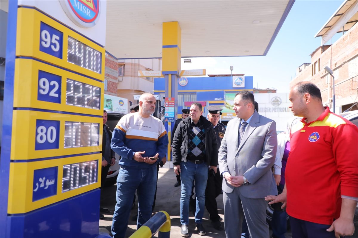محافظ دمياط يتفقد محطات الوقود والمواقف لمتابعة الاسعار الجديدة