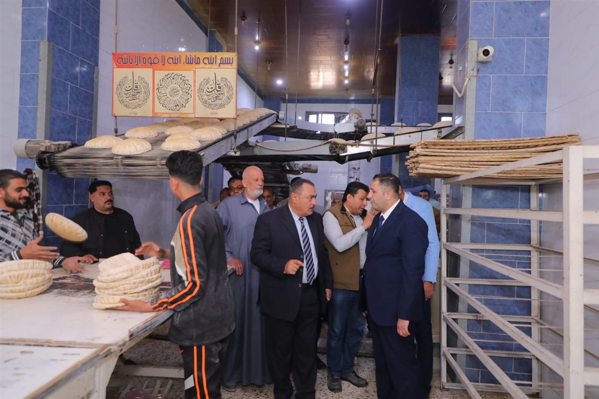 محافظ دمياط يتفقد مخبزا بلديا بكفر سعد