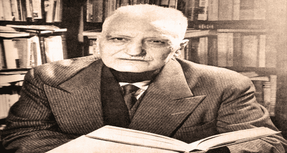 العقاد وسط كتبه قبل الرحيل&nbsp;