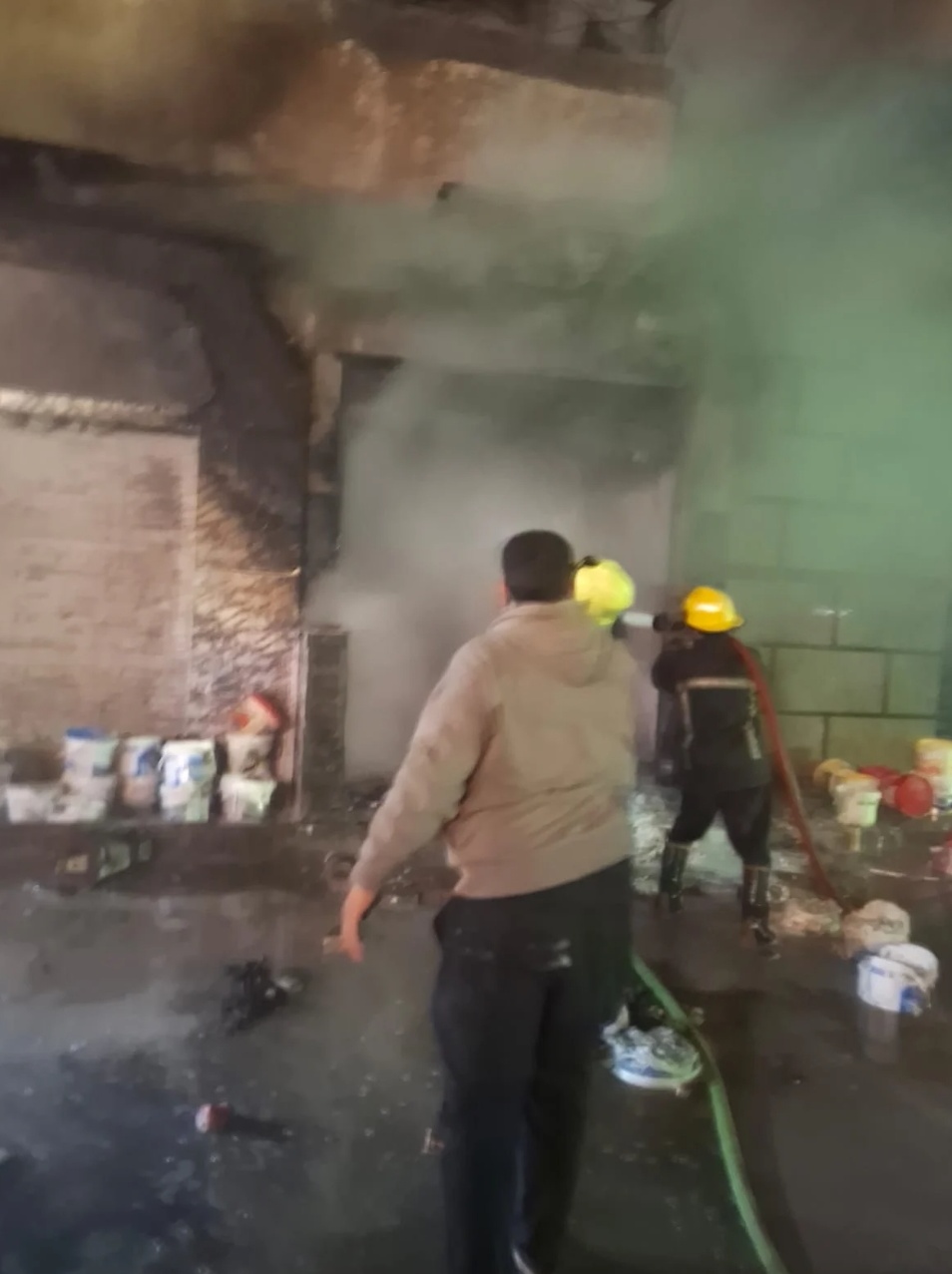 حريق محل بويات بالبساتين