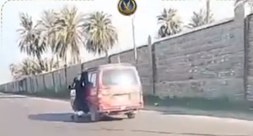 فيديو يرصد سقوط شخص من سيارة يقودها شرطى..وأمن الإسكندرية يكشف التفاصيل&nbsp;