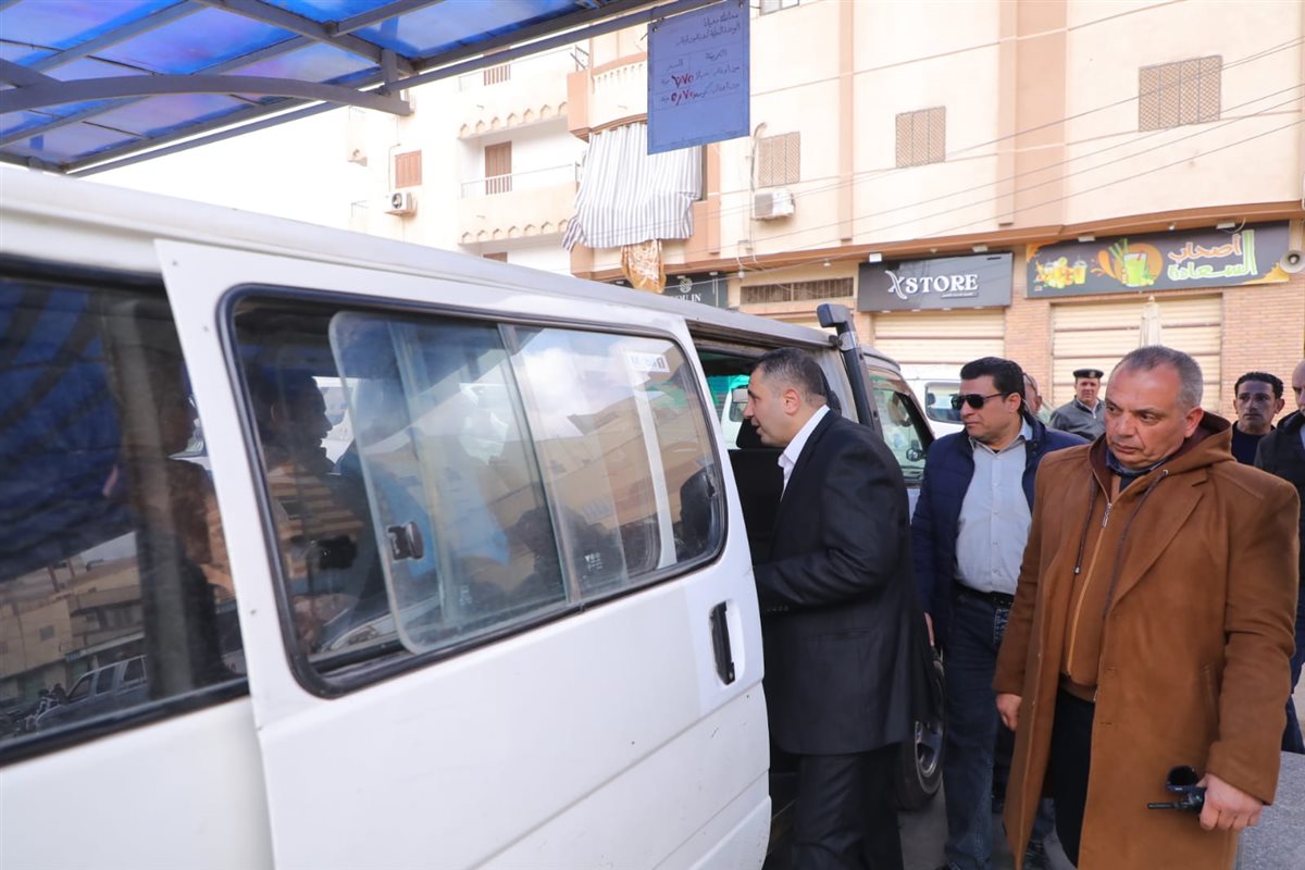 المحافظ يطمئن من الركاب على الالتزام بالأجرة المقررة
