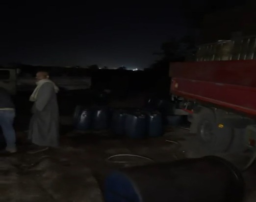 ضبط شخصين وبحوزتهما 7 أطنان مواد بترولية &nbsp;قبل بيعهم لعصابات التنقيب عن الذهب بأسوان&nbsp;