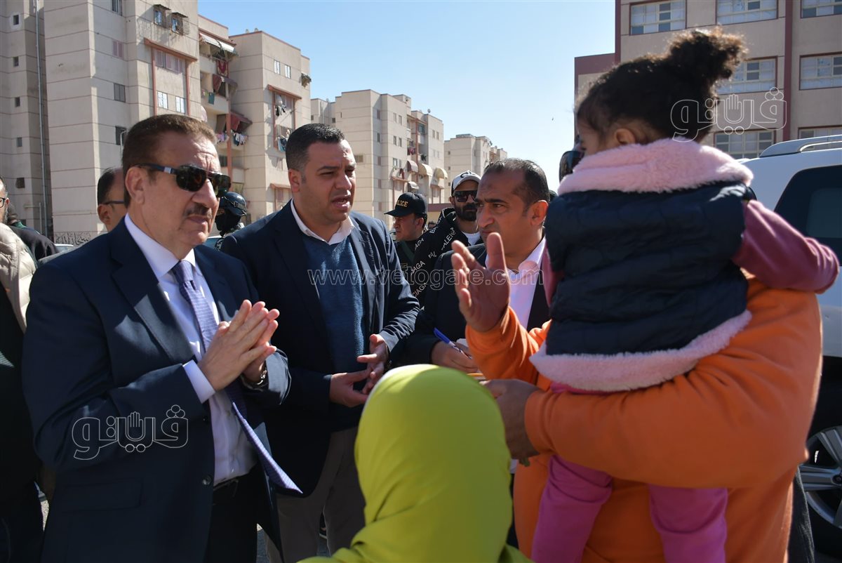 محافظ بورسعيد يتفقد الحي الإماراتي ويستجيب لشكاوى المواطنين
