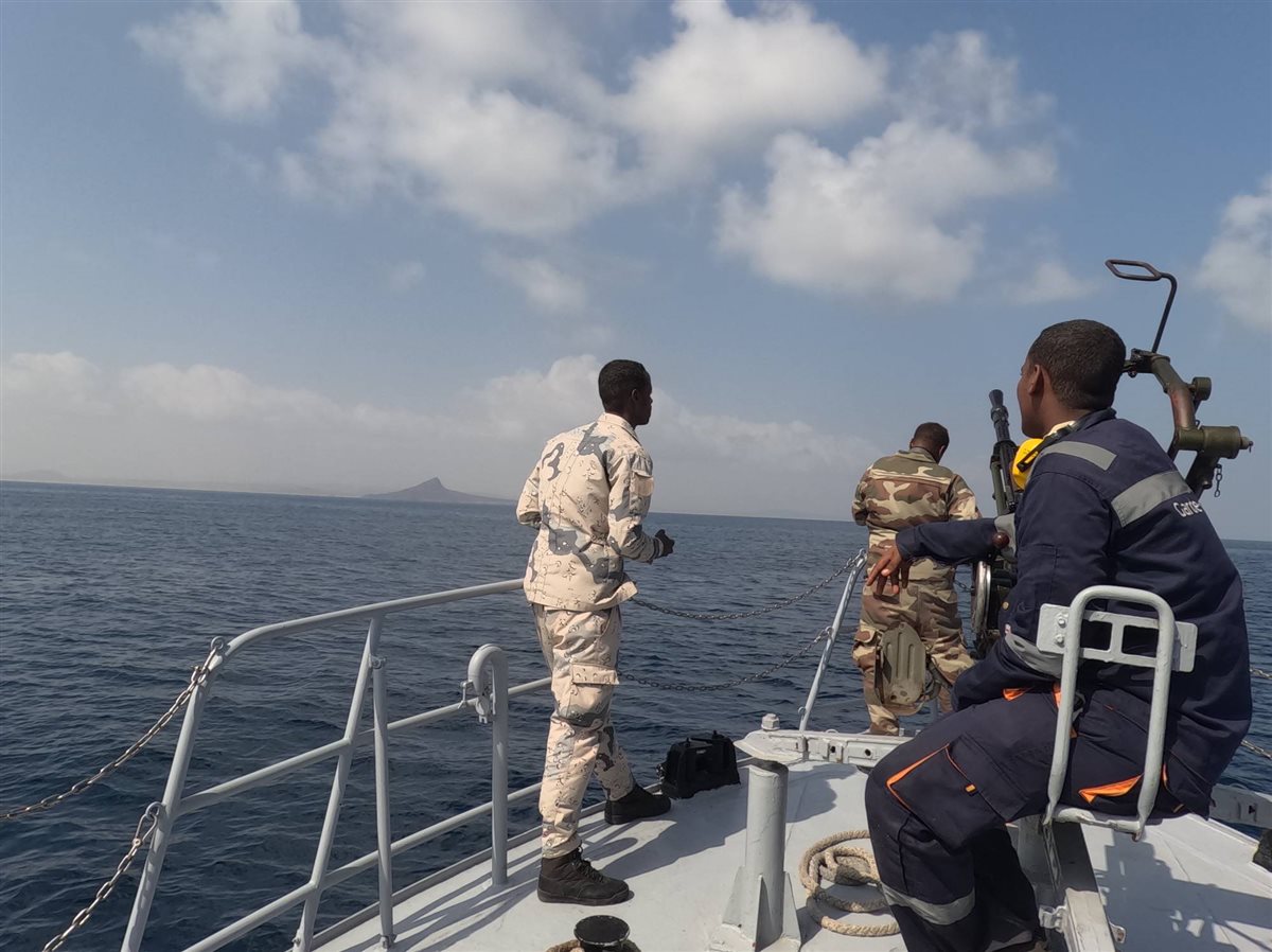 يمر ما بين 10 إلى 12٪ من التجارة البحرية العالمية عبر باب المندب