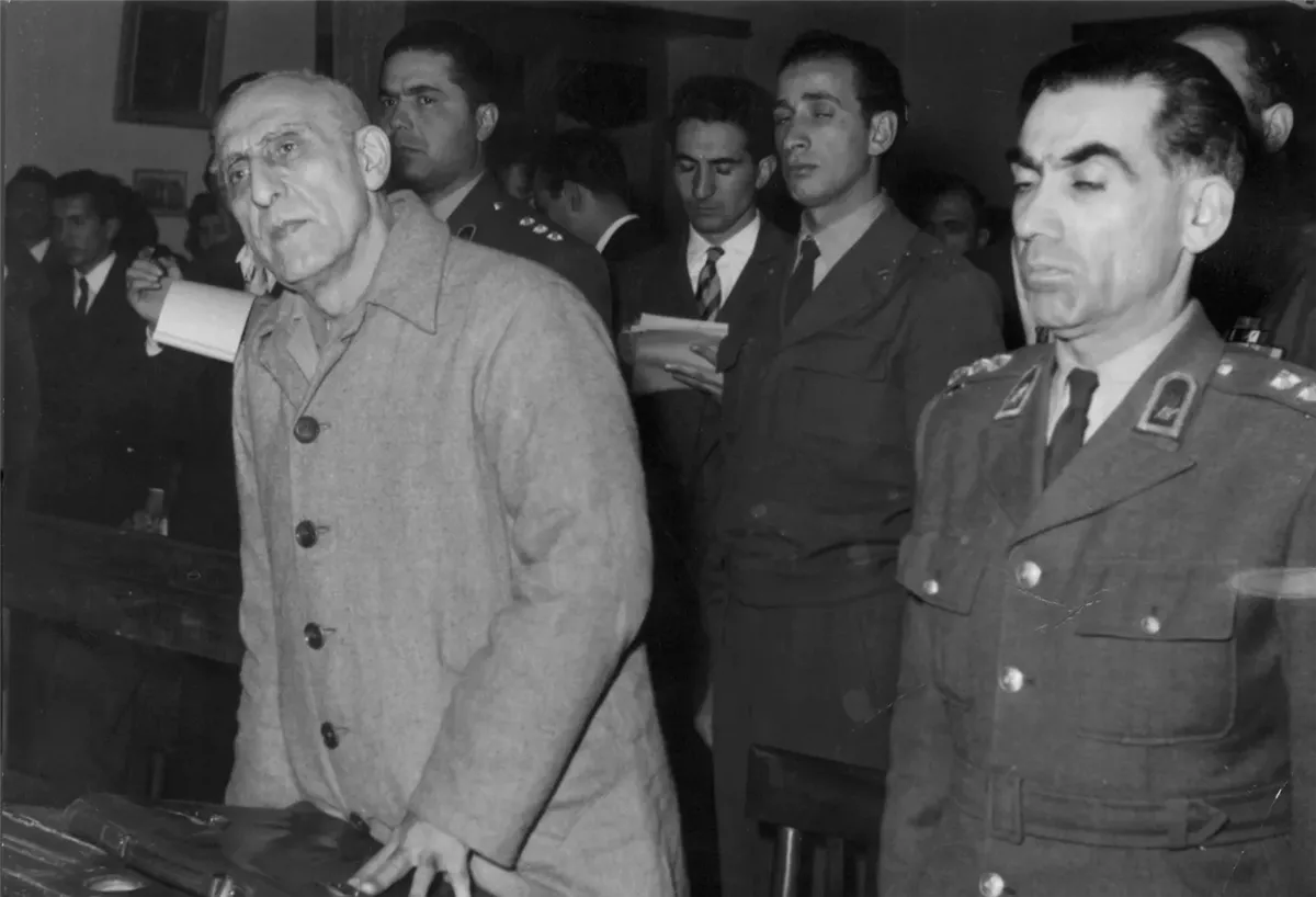 رئيس الوزراء الإيراني الراحل محمد مصدق في أثناء محاكمته بعد توجيه 13 تهمة له بالتآمر ضد الشاه في عام 1953