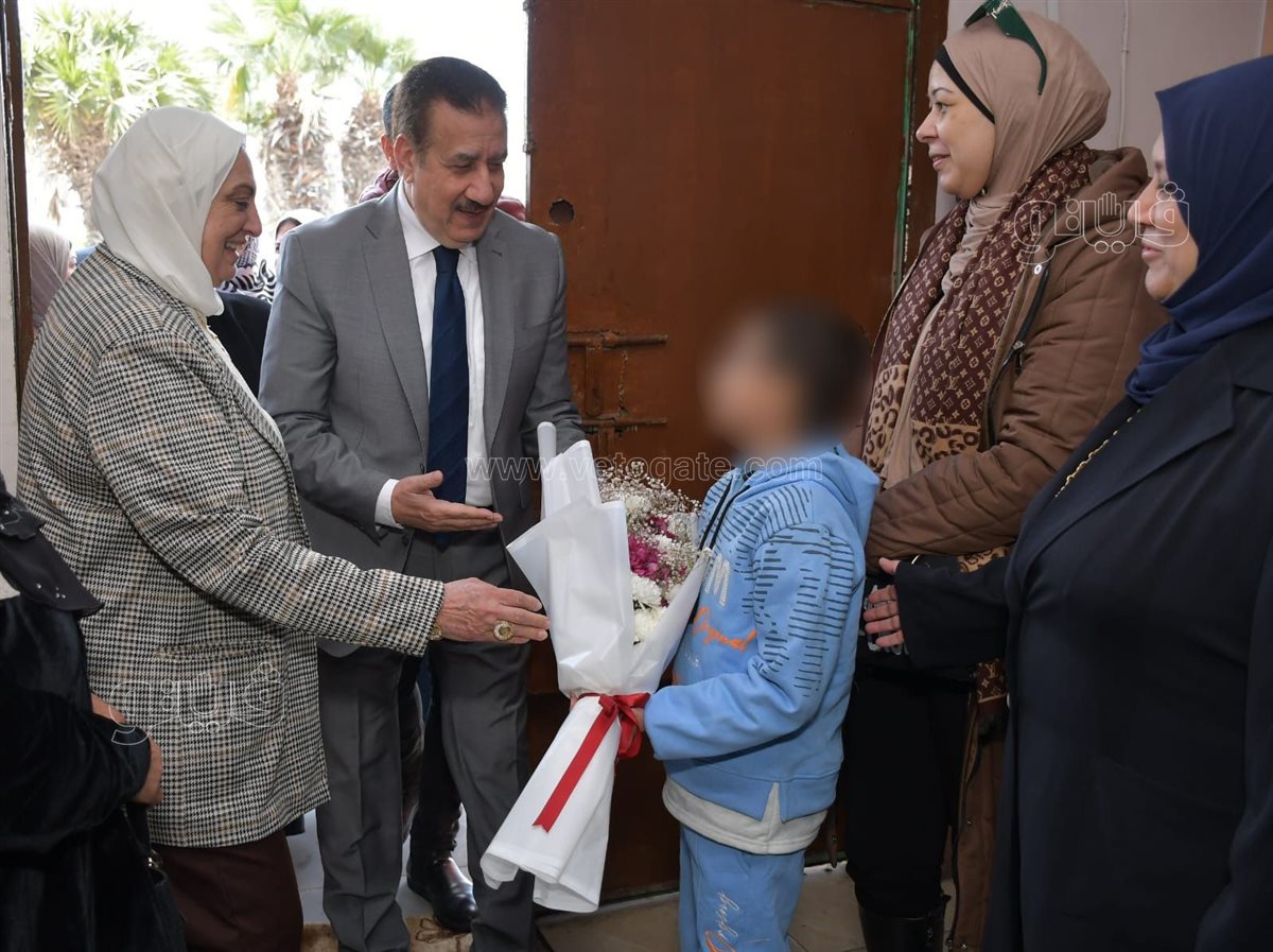 محافظ بورسعيد يقدم العيدية لأطفال الدار، ڤيتو