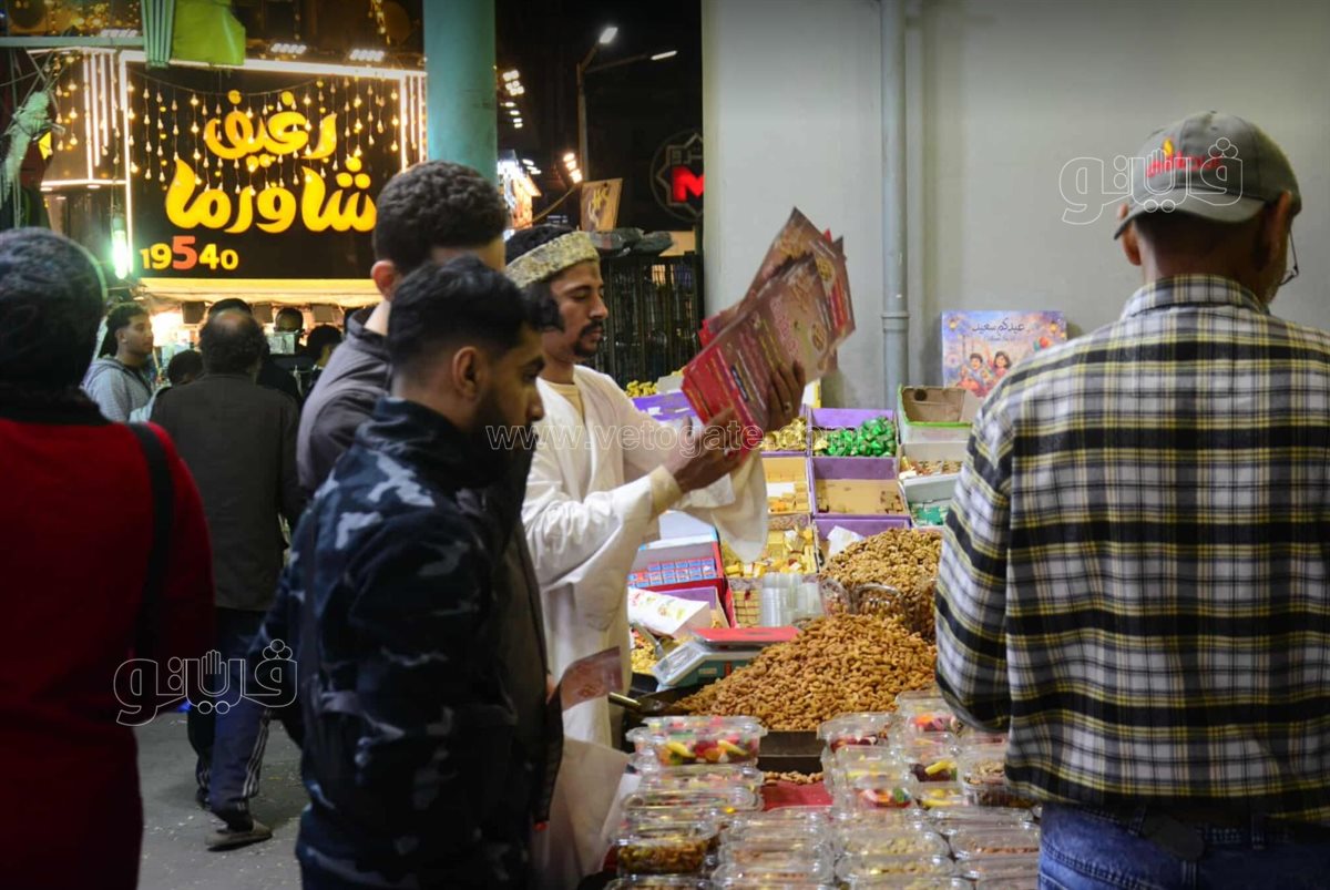  زحام شديد على محال الملابس والتسالي في وسط البلد ليلة العيد (5)