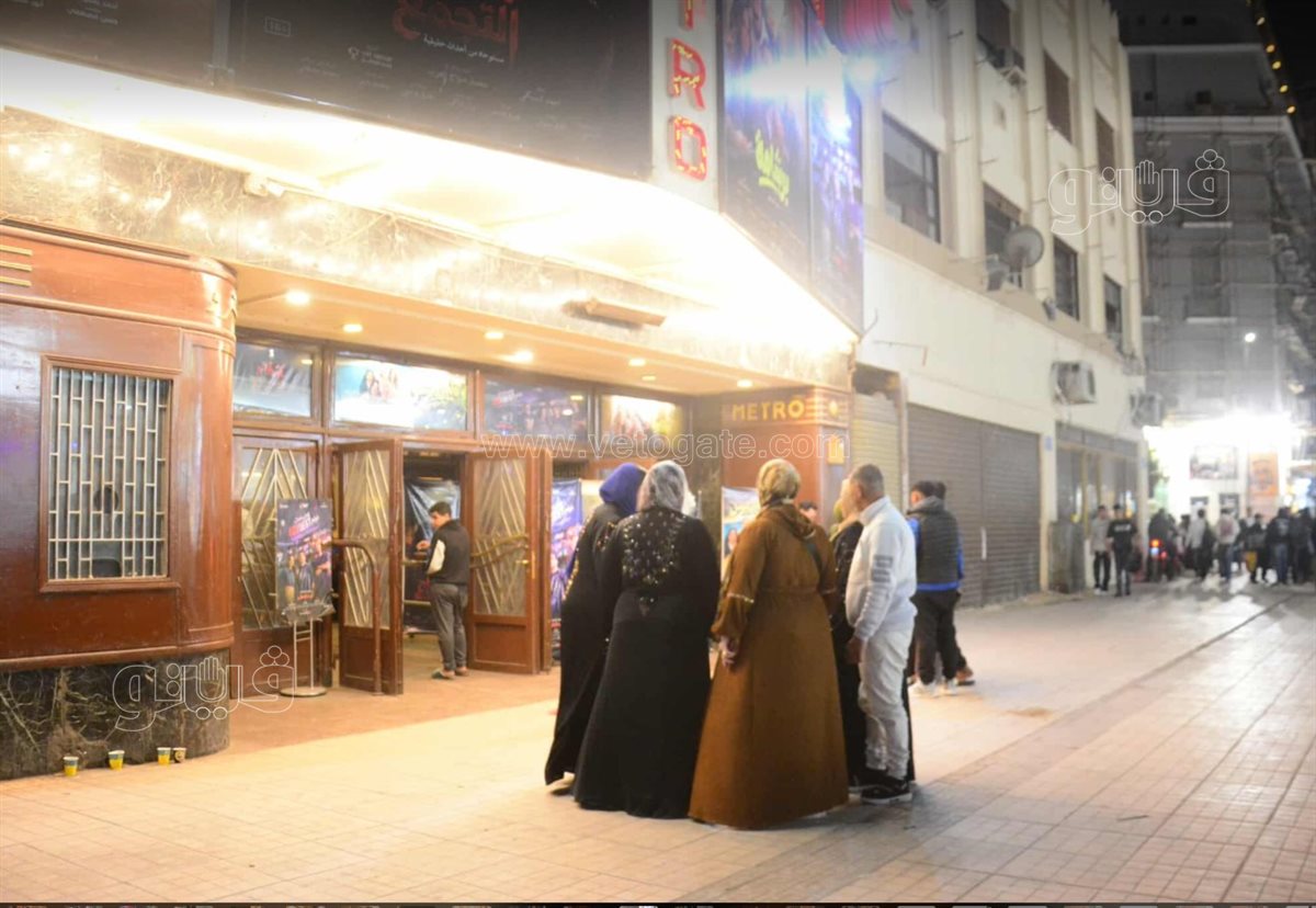  زحام شديد على محال الملابس والتسالي في وسط البلد ليلة العيد (4)