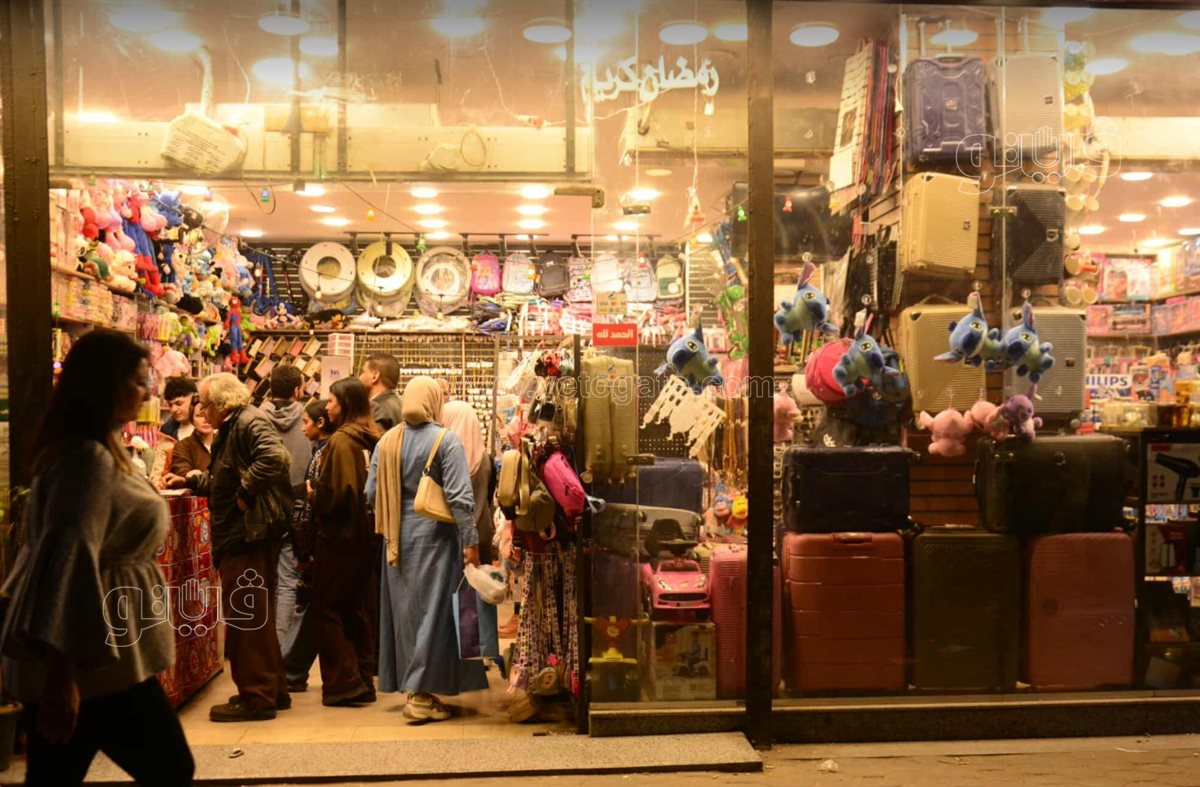  زحام شديد على محال الملابس والتسالي في وسط البلد ليلة العيد (1)