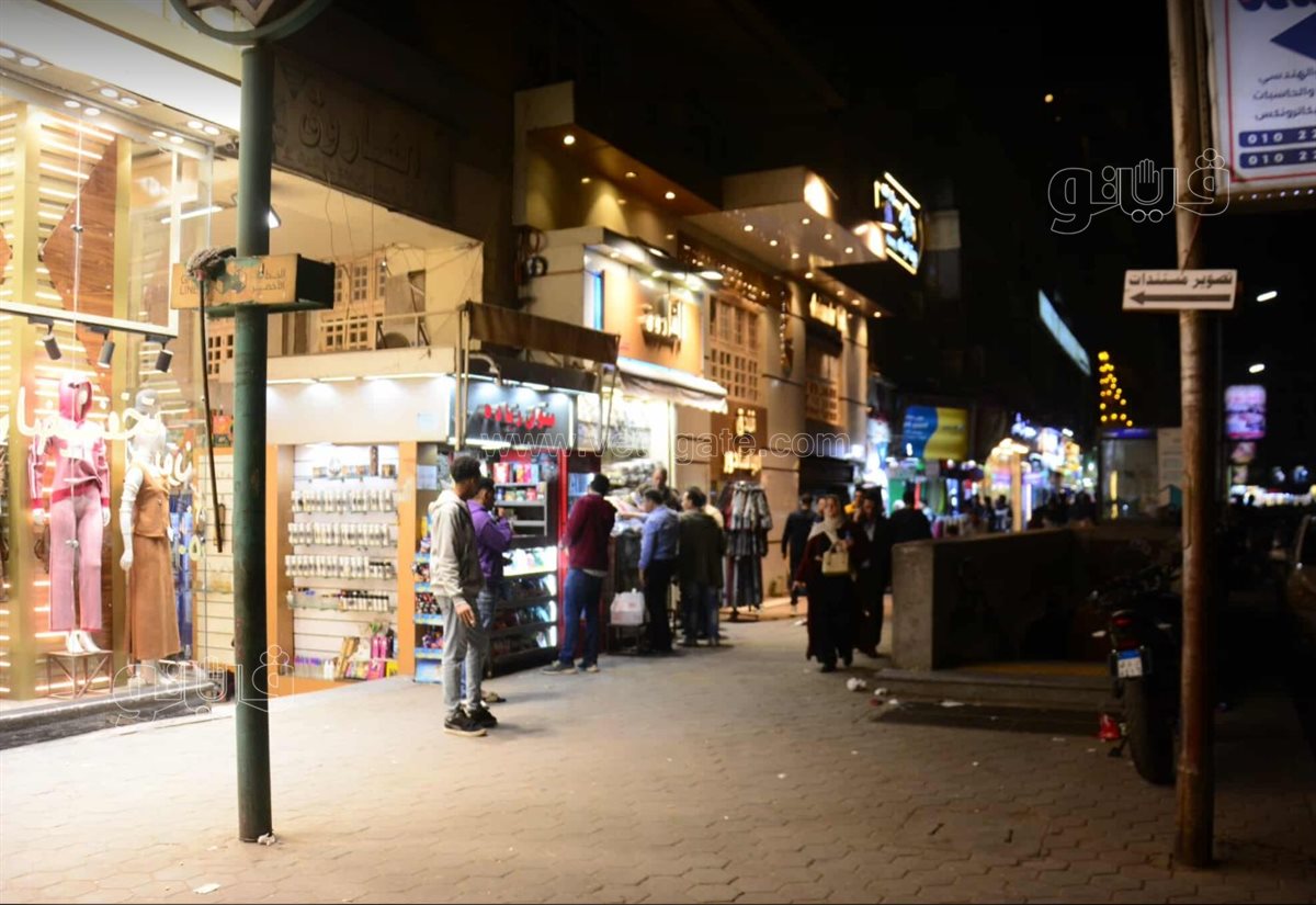  زحام شديد على محال الملابس والتسالي في وسط البلد ليلة العيد (16)
