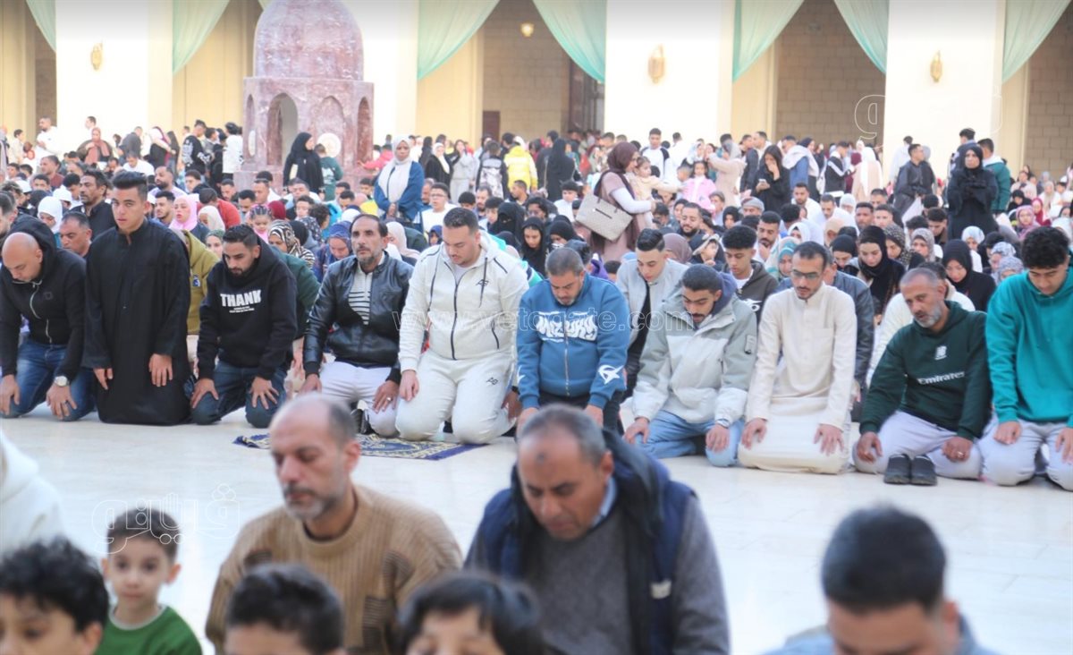 اختلاط النساء بالرجال أثناء صلاة عيد الفطر بمسجد الحاكم بأمر الله (4)