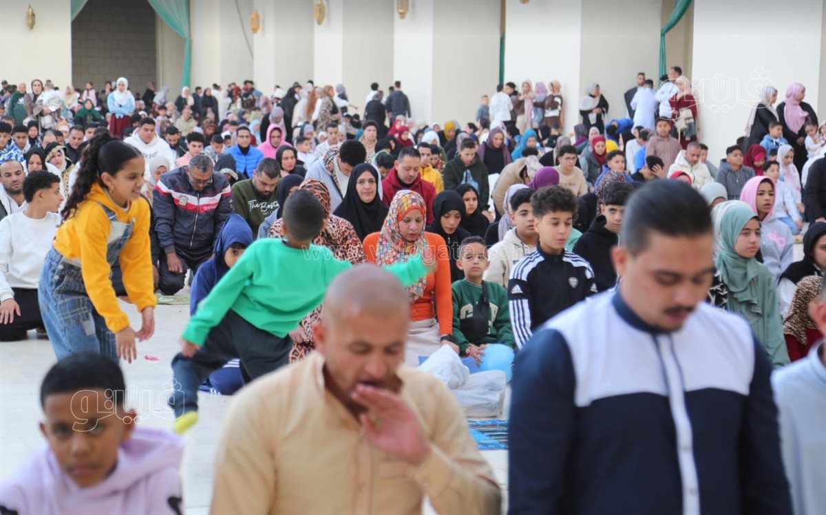 اختلاط النساء بالرجال أثناء صلاة عيد الفطر بمسجد الحاكم بأمر الله (5)