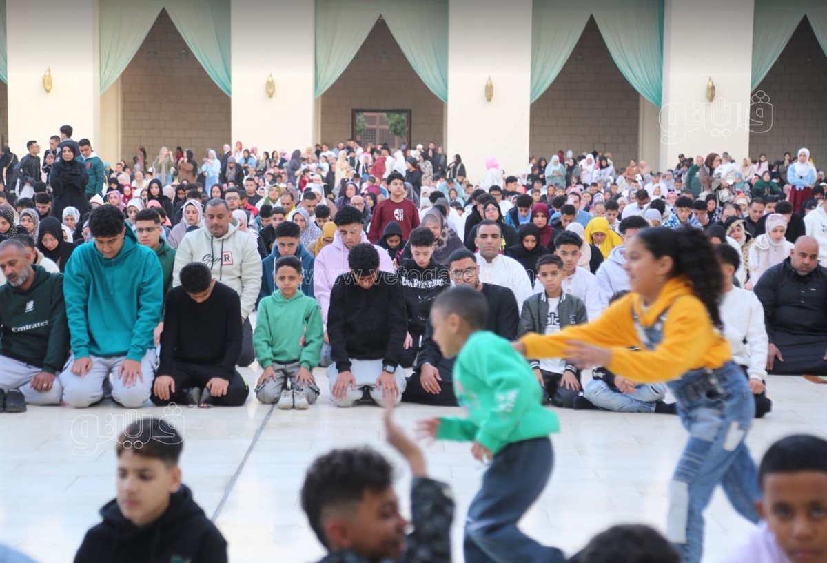 اختلاط النساء بالرجال أثناء صلاة عيد الفطر بمسجد الحاكم بأمر الله (7)