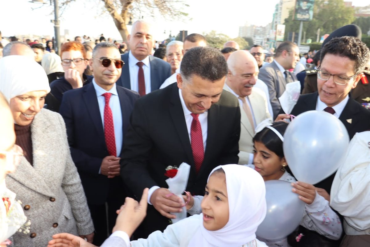 محافظ القليوبية يوزع الهدايا علي المواطنيين، فيتو&nbsp;