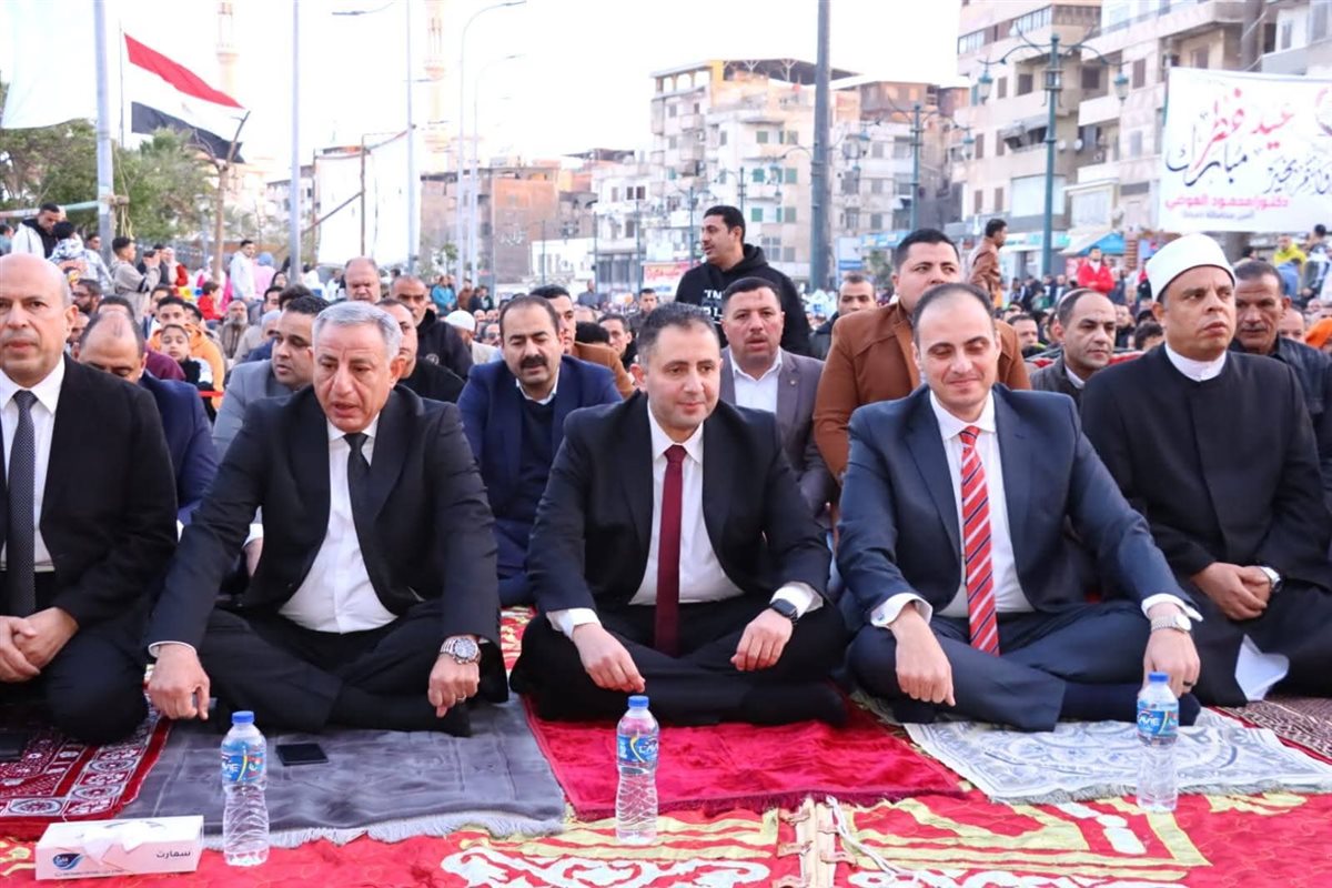 محافظ دمياط يؤدي صلاة عيد الفطر بميدان الساعه