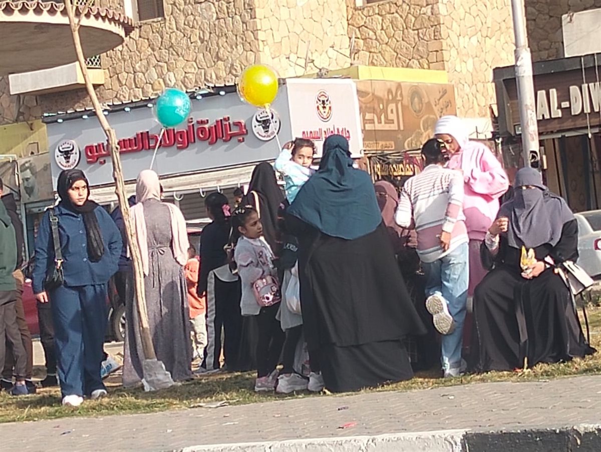 توافد المواطنين على المسطحات الخضراء، فيتو