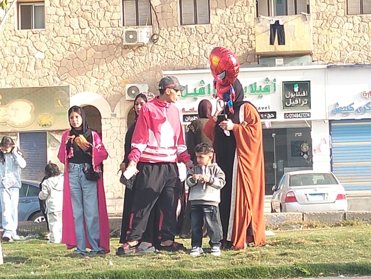 توافد المواطنين على المسطحات الخضراء، فيتو